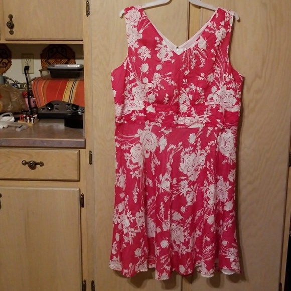 Robbie Bee Dresses & Skirts - 🥀Very Pretty Red & White Dress